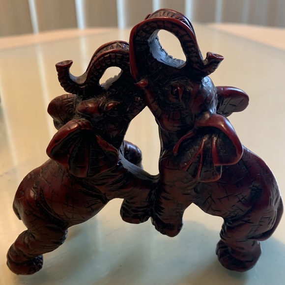 Vintage red resin Minnie, elephant figurines. Set of 3 - Picture 3 of 6